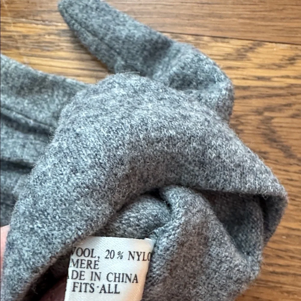 🧤Women’s light gray wool/cashmere gloves. Size S.